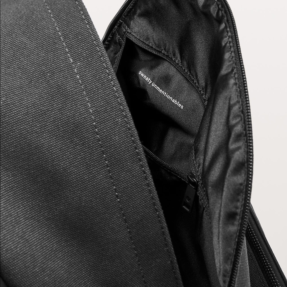 Lululemon everywhere backpack 17L $128 - Picture 8 of 8